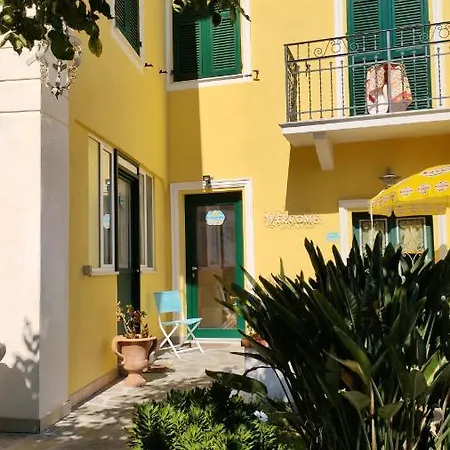 招待所 La Casa Del Sole 3*